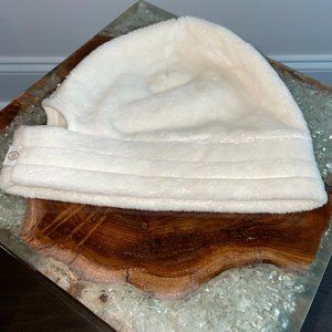 Plush warm white cap with hole for pony isotoner